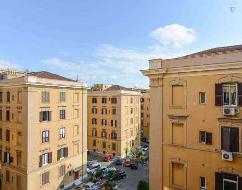 Room in Via Germano Sommeiller, Roma for 100 m² with 3 bedrooms