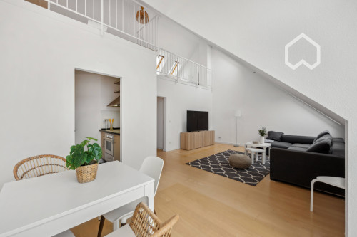 Bright 2.5-room gallery apartment (75 m²) with 2 workstations, fiber optics, 65" TV and south-facing balcony