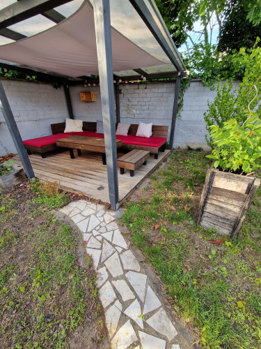 Top-equipped and modern top-floor flat (with air conditioning & home cinema)