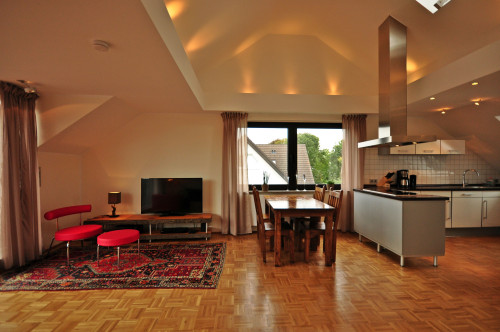 Spacious, representative and comfortably furnished 3-room non-smoking flat on the 2nd floor (top floor).