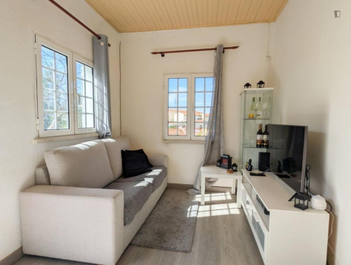 Lovely 2 Bedroom House close to Coimbra-B Train Station