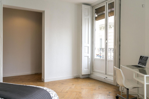 Double bedroom in a 9-bedroom flat in La Latina