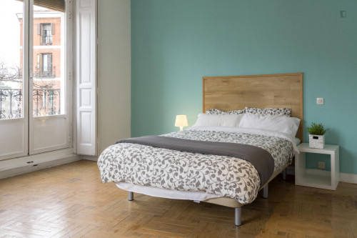 Double bedroom in a 9-bedroom flat in La Latina