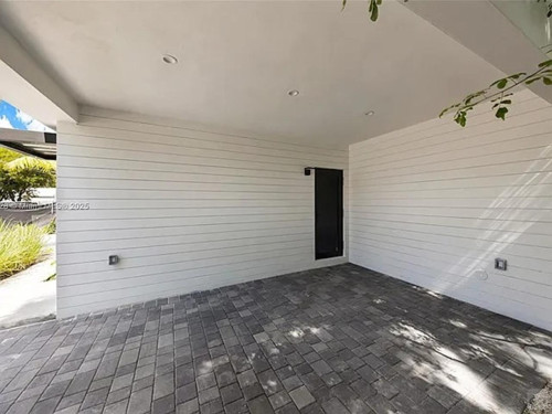 NorthWest 1st Terrace Home - Gallery - 18