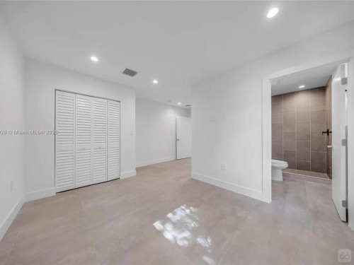NorthWest 1st Terrace Home - Gallery - 7