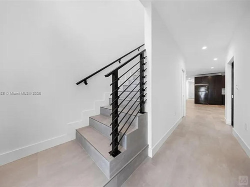 NorthWest 1st Terrace Home - Gallery - 9