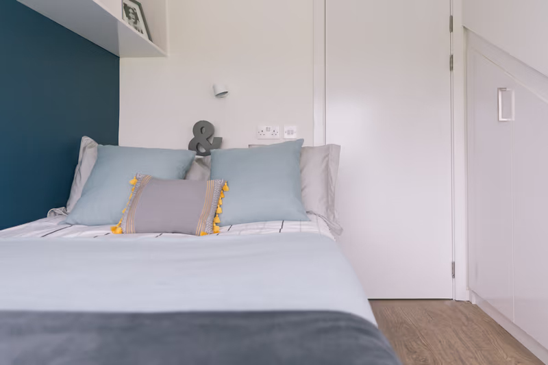 Classic 2 Bed Apartment - Shared Bathroom - Claremont House - Gallery - 1