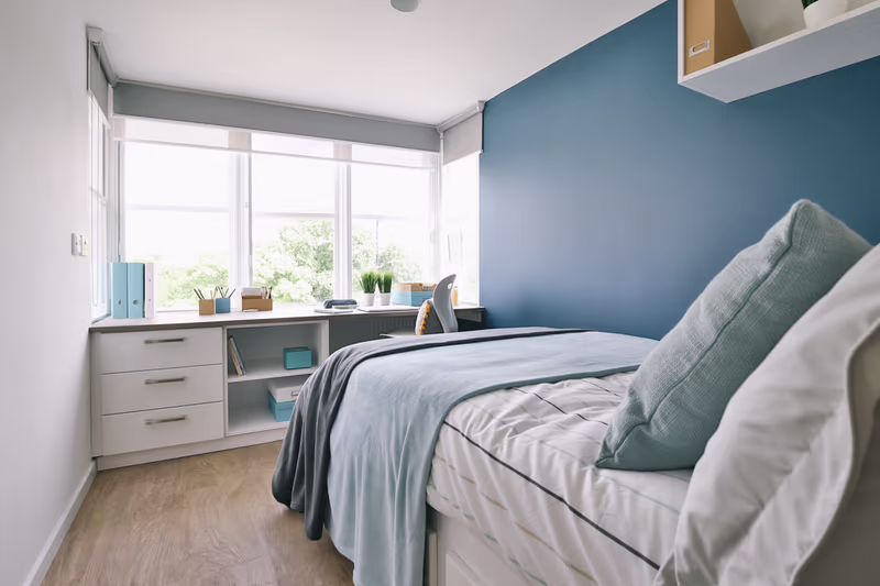Classic Smaller 2 Bed Apartment - Shared Bathroom - Claremont House - Gallery - 2