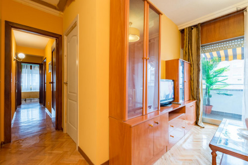 Bright double bedroom in a 6-bedroom apartment, in Alcala de Henares