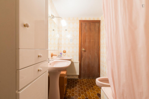 Bright double bedroom in a 6-bedroom apartment, in Alcala de Henares