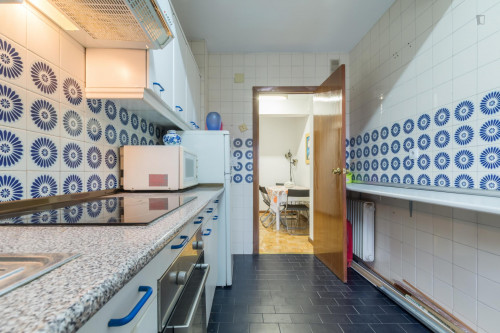 Bright double bedroom in a 6-bedroom apartment, in Alcala de Henares