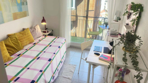 Beautiful Single Bedroom with balcony close to Del Tossal Park