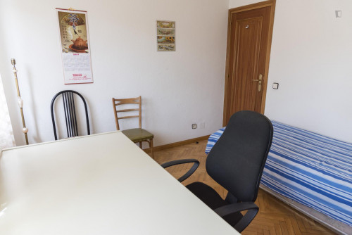 Comfy single bedroom in a 4-bedroom flat, in Hortaleza