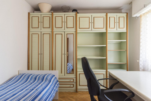 Comfy single bedroom in a 4-bedroom flat, in Hortaleza