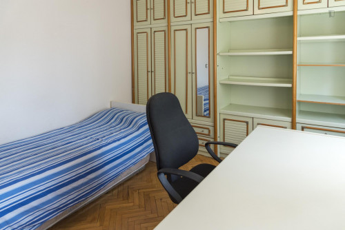 Comfy single bedroom in a 4-bedroom flat, in Hortaleza