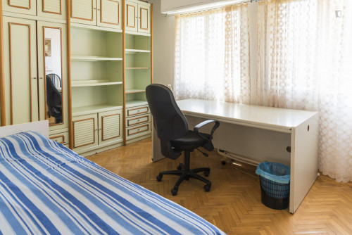 Comfy single bedroom in a 4-bedroom flat, in Hortaleza