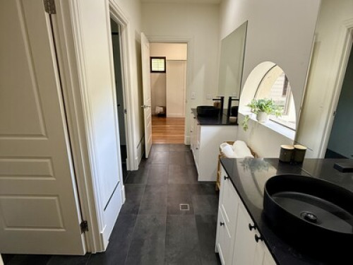 Private Ensuite - Studio Space