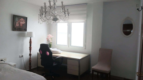 Room in Calle Rector Marín Ocete, Granada with 5 bedrooms