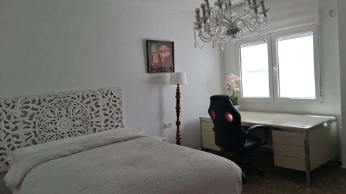 Room in Calle Rector Marín Ocete, Granada with 5 bedrooms