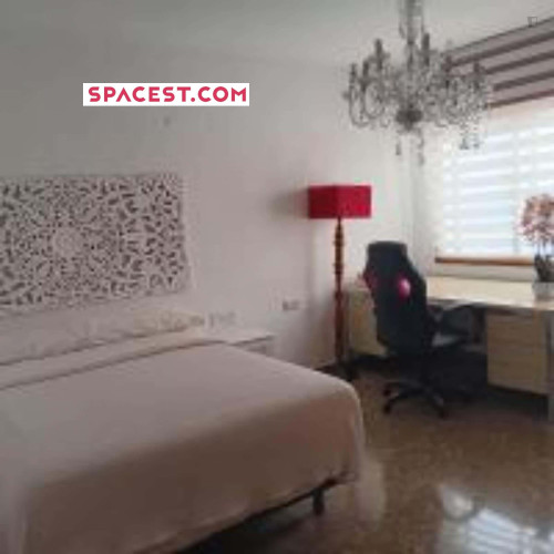 Room in Calle Rector Marín Ocete, Granada with 5 bedrooms