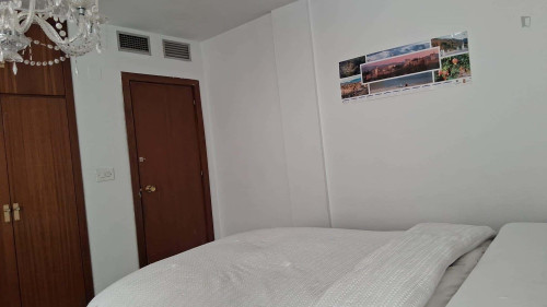 Room in Calle Rector Marín Ocete, Granada with 5 bedrooms - Gallery - 9