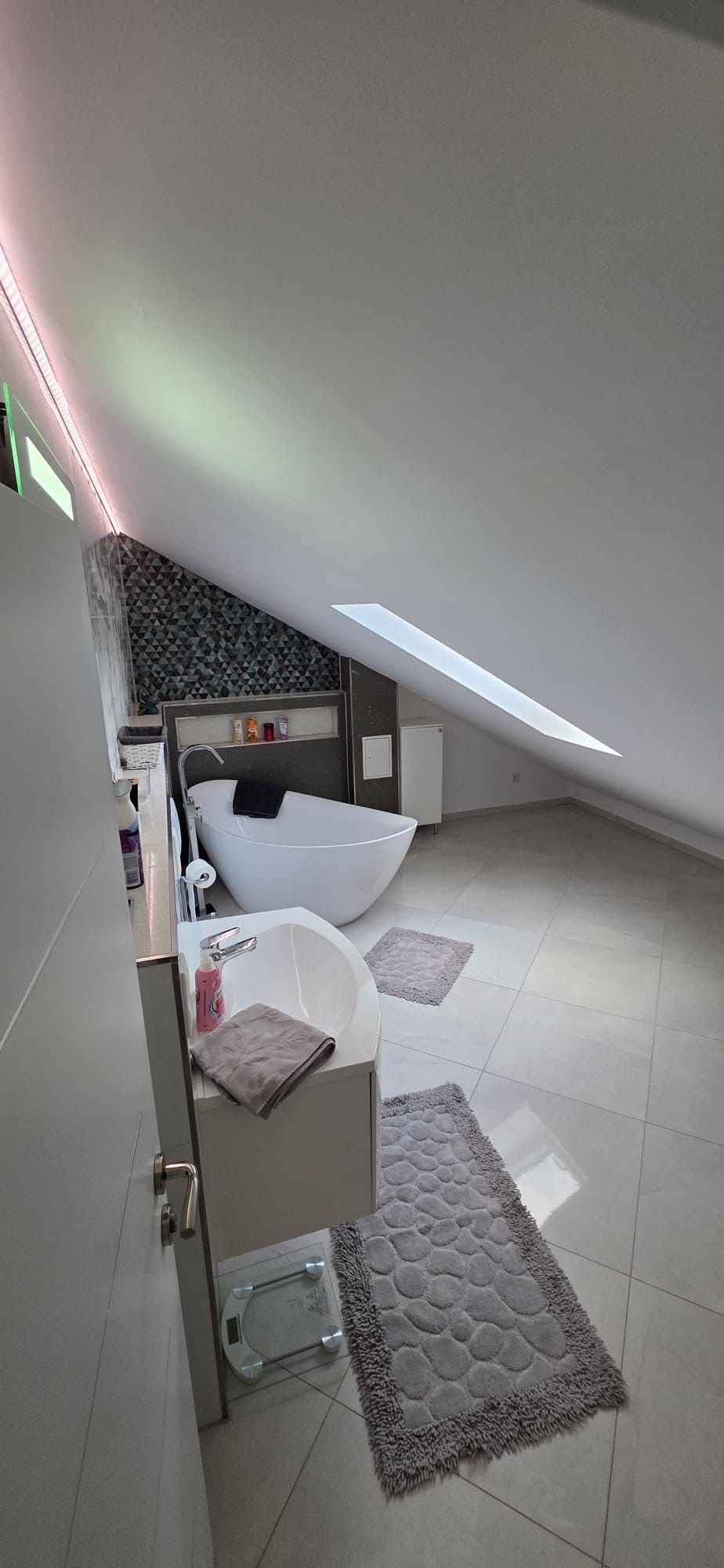 Designer Apartment With Spa Bath & Floor Heating - 8