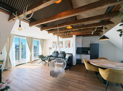 All-inclusive living: renovated & fully furnished 2-room apartment with balcony for temporary rent in Cologne