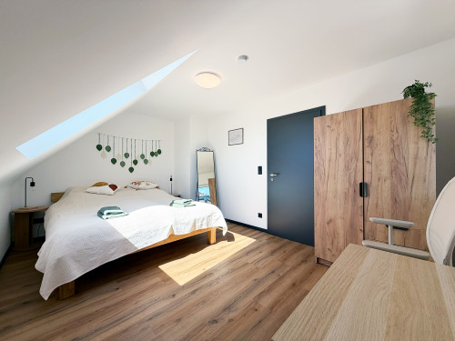 All-inclusive living: renovated & fully furnished 2-room apartment with balcony for temporary rent in Cologne