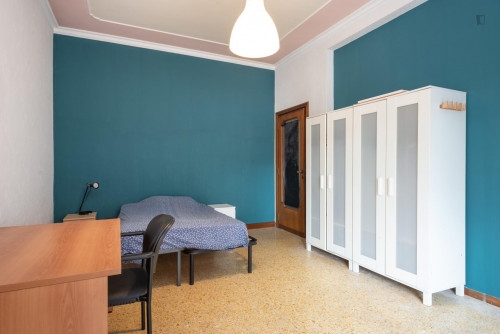 Comfortable bedroom with balcony in a 6-bedroom flat, in Municipio III