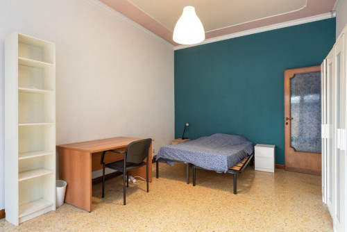 Comfortable bedroom with balcony in a 6-bedroom flat, in Municipio III