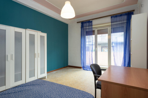 Comfortable bedroom with balcony in a 6-bedroom flat, in Municipio III