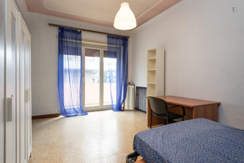 Comfortable bedroom with balcony in a 6-bedroom flat, in Municipio III