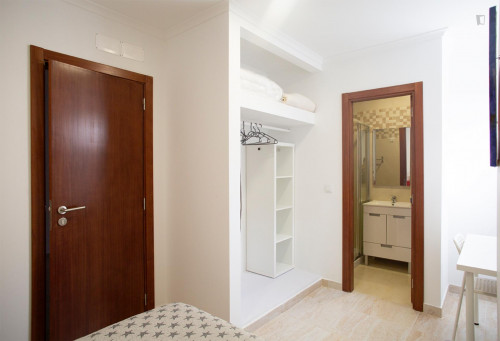 Double ensuite bedroom near Ameixoeira metro station