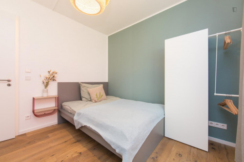 Double bedroom in 4-bedroom apartment