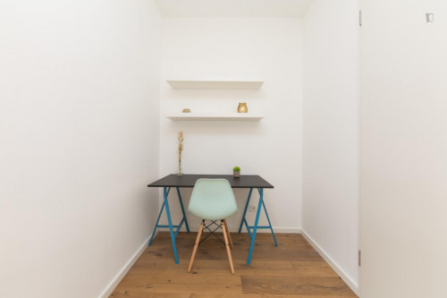 Single bedroom in 4-bedroom apartment