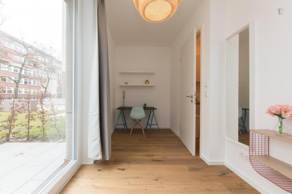 Single bedroom in 4-bedroom apartment