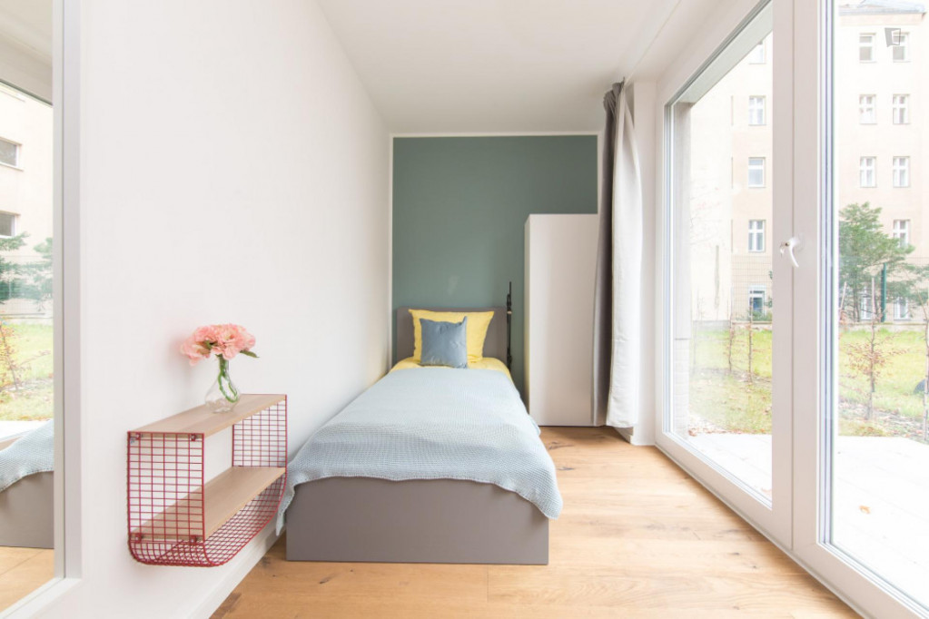 Single bedroom in 4-bedroom apartment