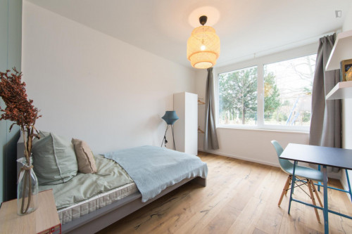 Double bedroom in 4-bedroom apartment