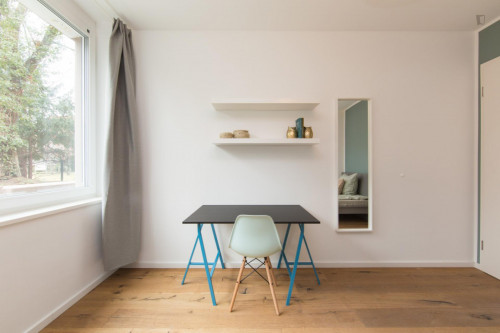 Double bedroom in 4-bedroom apartment