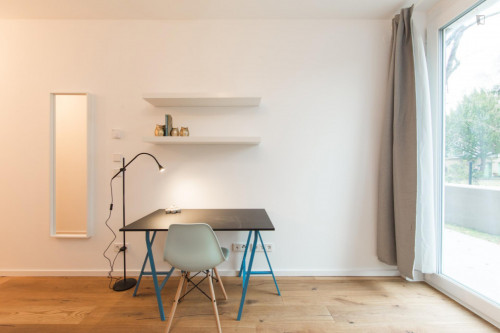 Single bedroom in 3-bedroom apartment