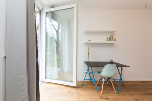 Double bedroom in 3-bedroom apartment