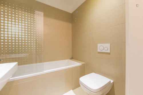 Double bedroom in 3-bedroom apartment - Gallery - 7