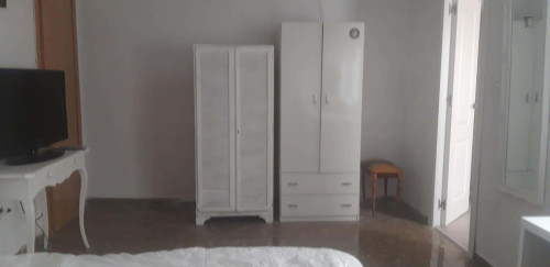 Room in Calle Rector Marín Ocete, Granada with 5 bedrooms
