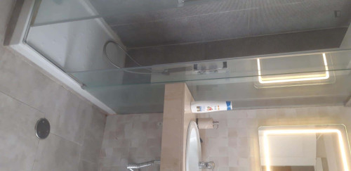 Room in Calle Rector Marín Ocete, Granada with 5 bedrooms