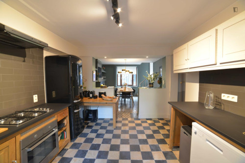 Very nice double bedroom near Josephine-Charlotte metro - Gallery - 5