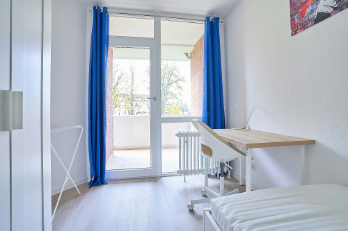 Room 3 - Kölner Landstr. (+ Balcony)