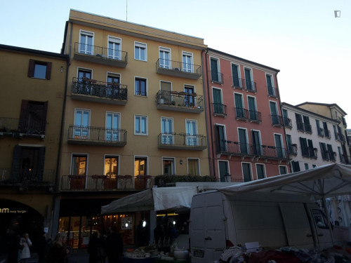 Single bed in spacious shared twin room in fully furnished apartment near Torre dell'Orologio - Gallery - 3