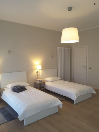 Single bed in spacious shared twin room in fully furnished apartment near Torre dell'Orologio