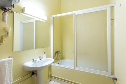 Single bedroom, with private bathroom, in residence - Gallery - 10