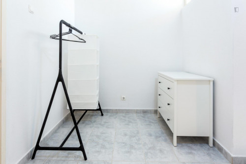 Single bedroom, with private bathroom, in residence